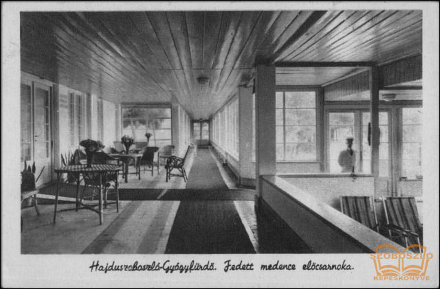 Fedett medence előcsarnoka