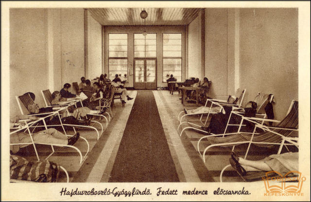 Fedett medence előcsarnoka