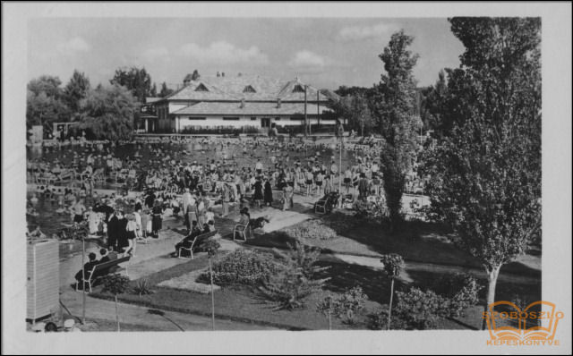 Főépület medencével