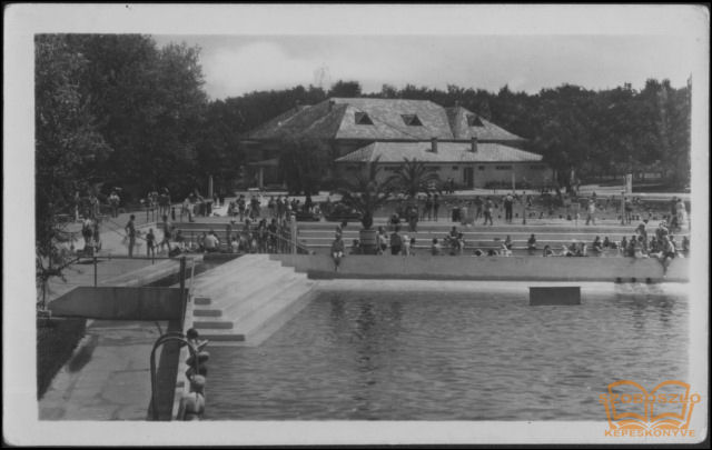 Főépület medencével